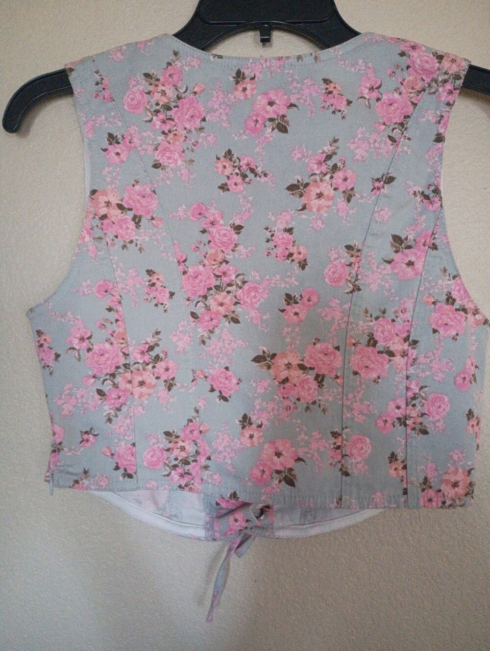 Sleeveless Floral Lace-Up Crop Top - Pink on Light Gray - Picture 4 of 5